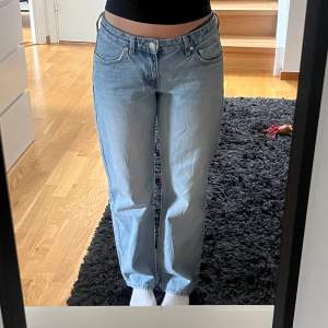 Jeans från weekday i modellen arrow i storlek 28/30 men dom är långa i modellen så om man brukar ha 32 funkar dom också, finns ett litet hål(sista bilden) men de går säkert att laga💕