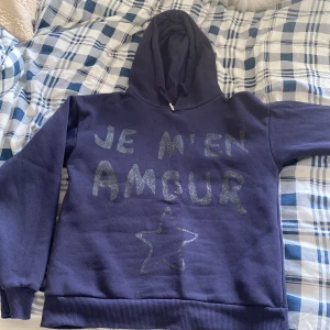 Ginatricot hoodie  - Säljer denna mörkblåa hoodie från Gina Tricot eftersom den inte kommer till användning längre, i storleken 134-140 men passar mig som har 146/152❤️pris kan diskuteras 