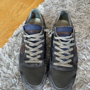 Philippe model trpx - Säljer dessa as snygga Philippe trpx! Skick: 7/10  Skorna har tappat lite färg där fram Skorna är i strl 43 och passar perfekt till skolstarten o hösten! Dem kostar runt 3000kr nya men vi säljer för endast 1199kr!!! Hör av er vid minsta fundering😍