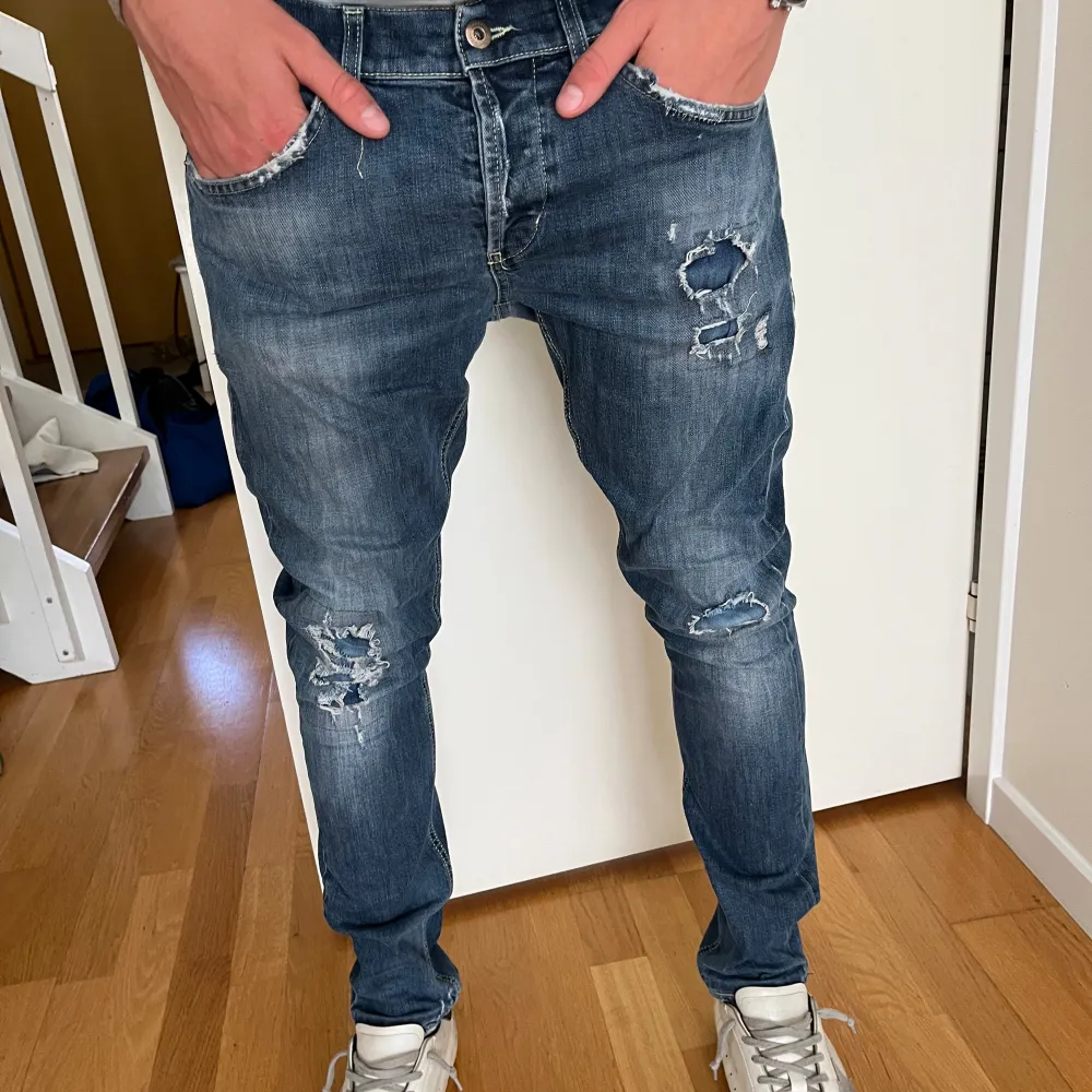 Säljer nu mina asgoa Dondup George jeans då de är aningen små. Passar bäst på någon som är 180. Pris kan diskuteras vid snabb affär, hör av er vid funderingar . Jeans & Byxor.