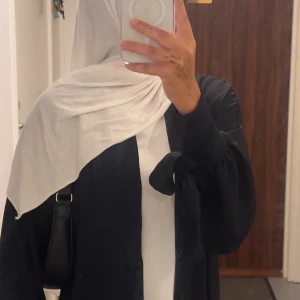 Open abaya  - Säljer open abayas helt nya, man får med underklänning och bälte.  Passar S/M Jätteskönt jazz material 🤍