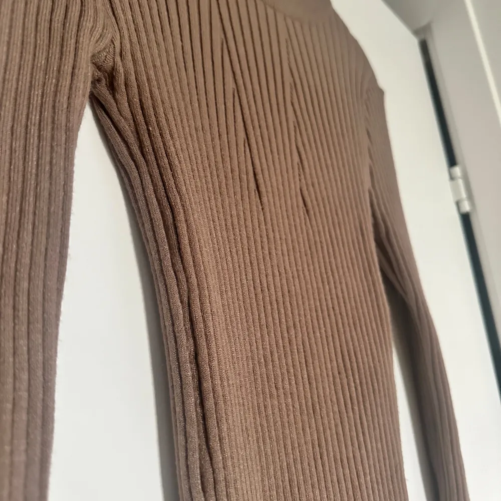 Ribbad tight klänning som är lite kortare i modellen. Aldrig använd då den är lite för kort för min smak. Är 175 cm lång och klänningen slutar precis under rumpan. 🤎 VÄLLDIG MJUK OCH SKÖN MOT HUDEN🧸. Mekot.