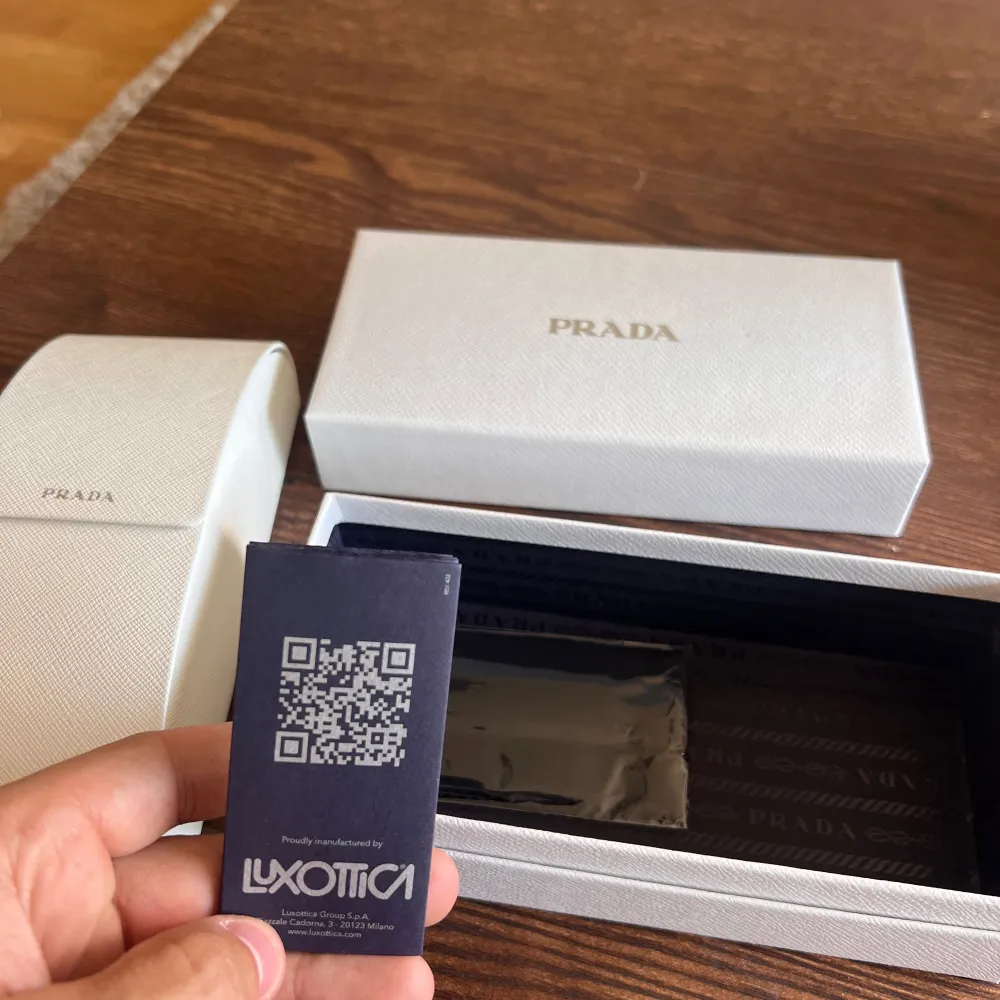 Hej! Säljer mina Prada solglasögon då jag har köpt nya. Inga märken och är använda. Medföljer låda + extra till glasögonen, torkduk samt QR- kod för att visa dem är äkta. Priset kan diskuteras vid snabb affär . Muu.
