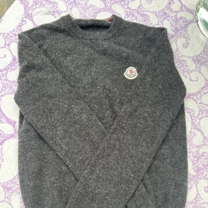 En Monclerhoodie - En grå supersnygg Monclerhoodie. Har tyvärr inget kvitto, men den är köpt i en Monclerbutik i Schweiz. Man kan se på Labeln att den är äkta, dessutom är den i väldigt bra kvalite. Ge prisförslag. Hör av er för mer bilder.
