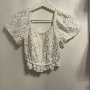 Vit söt topp - Säljer denna söta topp, använd 1 gång