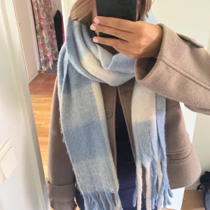 Halsduk  - Säljer denna halsduk som är använd max 2 ggr. Perfekt nu till hösten!