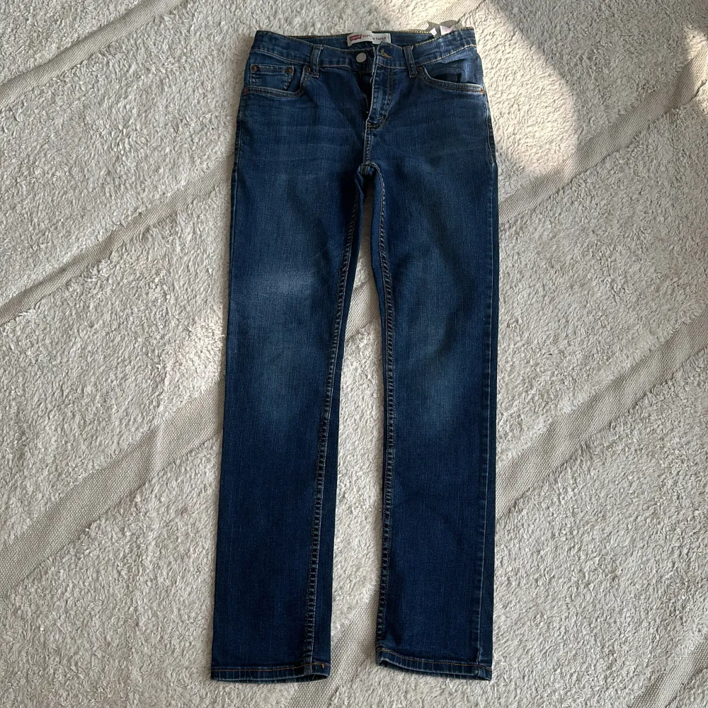 Säljer ett par snygga Levi's 512 jeans storlek 14A (barnstorlek). De har en slim taper passform som ger en Grisch look. . Jeans & Byxor.