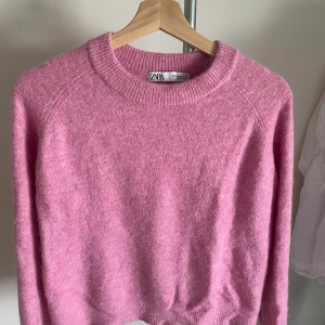Stickad tröja Zara - Superfin och mysig tatickad tröja från Zara. Bra skick💕