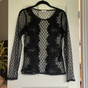 Ida Sjöstedt tröja - Superfin tröja med detaljer framtill på bröstet och neråt. Fina mönster och inga hål och aldrig använd. 