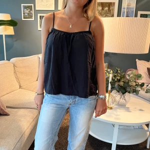 Linne - Söt topp i linneblandning med cool detalj på ryggen 🩷