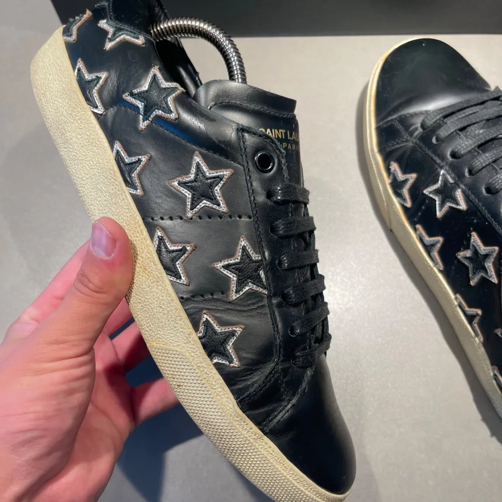 ‼️VI TAR EJ BYTEN‼️ Saint Laurent (SL06) sneakers ⭐️ | Skick: 9,5/10 | Storlek 40 fits 41 | endast kort ingår | Fraktar inom 24H efter köp, på köparens bekostnad 📦 | Hör av dig vid minsta fråga eller fundering 💭. Skor.