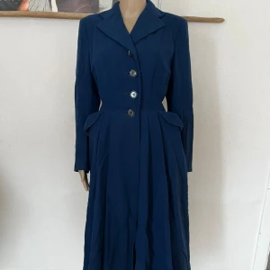 Princess coat kappa 20-tal 30-tal 40-tal 50-tal pinup retro vintage rockabilly gatsby - Bilderna talar för sig själv, helt otrolig kappa! inget att anmärka på!