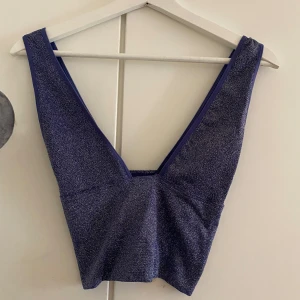 Glittrig topp - Blå/lila glittrig festtopp  Väldigt bra skick 