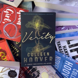 Verity - Populär booktok bok på engelska i nyskick! Aldrig noterat, skrivit, vikt eller liknande i boken 🤎