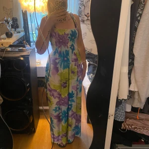 Blommig långklänning - Blommig långklänning som är perfekt på sommaren! Går även att använda som kjol🫶🏻
