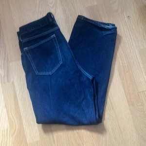 H&M Loose jeans - Säljer mina mörkblåa h&m jenas, perfekt passform och passar till dom flesta klädesplaggen.