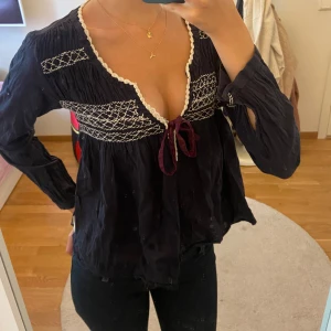 Odd Molly blus - Så sjuuukt gullig blus från Odd Molly med massa fina detaljer!! Går inte att köpa längre❣️så fin till hösten ❤️