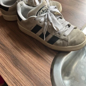 Adidas campus  - De syns att dom är använda men inget man tänker på jätte mycket, säljer pga köpt nya skor och har ingen användning av dom löngre. Köpte dom för 2200