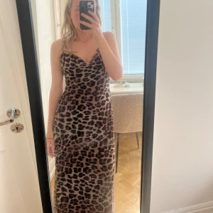 Leopard klänning  - Såå fin leopard klänning i jättefint skick! Det finns Inget att anmärka på. Klänningen är två lager. Jag är 165 cm lång. Den är  köpt i nice och minns ej butikens namn. Den är storlek L men sitter kanon på mig som har S/XS.