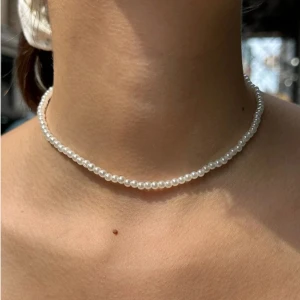 Brandy Melville pärlhalsband - Supergulligt Brandy Melville pärhslsband med guldig kedja. Längden är 38 cm. Nyskick, använd endast en gång. 💞