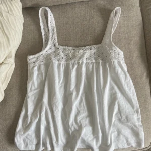 Vitt linne med detaljer  - Så fint linne från hm med fina detaljer💓