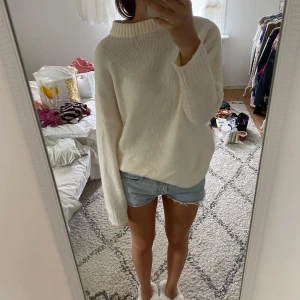 Vit stickad tröja - Jättefin stickad tröja🤍💌  är i strl XS men är oversize så är mer som en L, fint skick, inte nopprig💕