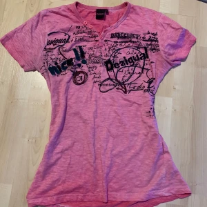 Rosa y2k t-shirt - Cool och söt rosa y2k t-shirt! Passar både S och M! Väldigt unik!