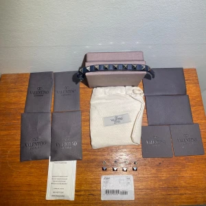 Valentino Garavani Rockstud Bracelet - Hej, säljer ett enormt snyggt läderarmband från Valentino. Snygg Navy/marinblå färg. Neutralt & passar till allt. Tillbehör medkommer. Väldig använt med defekter & skador. Nypris 3335kr. Perfekt året runt. Unisex. Pris kan diskuteras. Hörs i DM! 