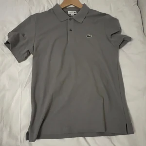 Lacoste Piké  - Tvärfet piké som funkar på både fester och allmänt häng. Säljer då jag ej tyckte om passformen. Pris ej hugget i sten!