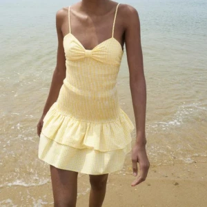 Zara klänning - Säljer den a jättefina klänning från zara! Helt oanvänd, den är i storlek M men skulle säga att den sitter som en S! Köpte för 399 och säljer för 300