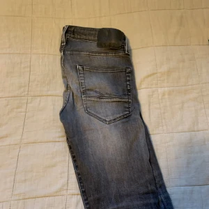 Jack & Jones jeans - Ett par fina jeans som sitter som dondup jeans. färgen är uttvättad grå vilket är en väldigt snygg färg bara att skriva vid frågor samt intresse.