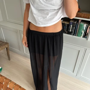 Långkjol svart hm - Kjolen går ner till marken  i storlek s