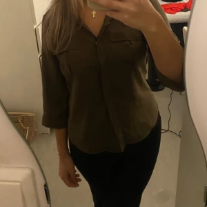 Skjorta  - Militärgrön skjorta 