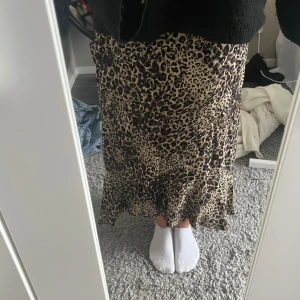 Leopard långkjol!🐆 - Super fin leopard mönstrad kjol med lite volang! Kjolen är i jätte bra skick då den är oanvänd, den har en dragkedja på höften och sen går det en volang tvärs över kjolen! (Kjolen är lite kortare fram än bakifrån) priset kan diskuteras!☺️