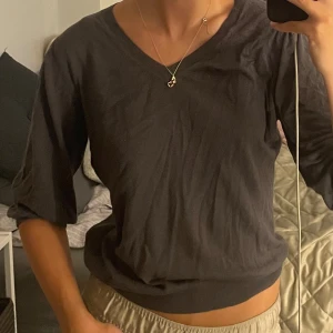 Mörkgrå topp - Är i bra skick. Är i storlek XL men har själv storlek S och den är därför mindre.
