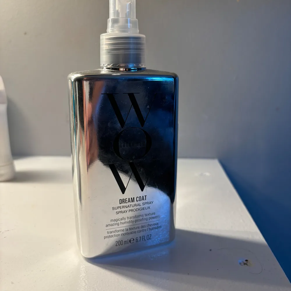 Wow spray, (som gör lockigt hår platt!) Köpt i oktober för ca 300 kr på kicks, nästan aldrig använt den. Sprayat Max 5 sprut🤣🤣 150 kr, billigare vid snabb affär 🤪. Skönhet.