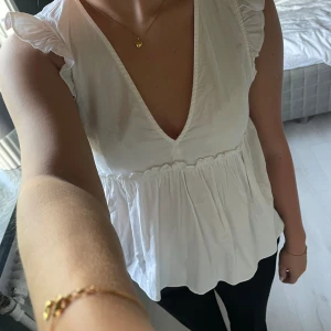 Vit topp zara - En så gullig vit topp ifrån zara i storlek XS☺️