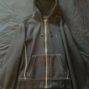Polo Ralph Lauren hoodie - Fin zip hoodie frän ralph lauren i bra skick, inga fläckar eller defekter. Bara att skriva vid fragor.