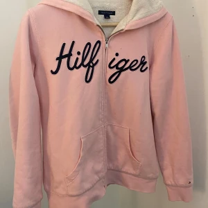 Tommy Hilfiger zip-hoodie - Jättevarmt och gosig tröja nu till hösten. Använd men i mycket gott skick!💕