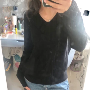 Stickad Tröja - Säljer en svart stickad tröja från VILA i storlek S. V-ringad. Jätteskön att ha på sig!🤍