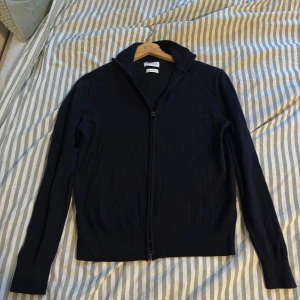 Stickad kofta - Riktigt snygg marinblå tröja i storlek S/XS från These Glory Days i merino ull 