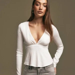 Nelly topp - Säljer denna supersöta topp från Nelly som är slutsåld i storlek xs på hemsidan. Den är i jättebra skick. 💓