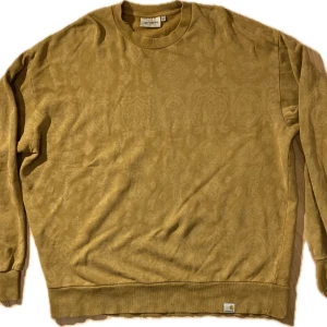 Carhartt mönstrad sweatshirt  - riktig nice sweatshirt från carhartt som endast burits några gånger. Inga hål, missfärgningar eller liknande
