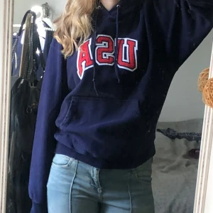 Hoodie - Säljer den här mysiga hoodien i bra skick💗