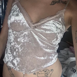 Linne sammets  - Ett sammetslinne i rosa som är cropped, sitter perfekt på mig 170cm och 60kg.  Aningen slitet vid ”kragen” men tycker det ser snyggt ut!