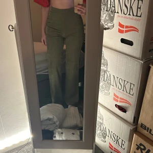 Ribbade kostymbyxor - Typ som tunna manchesterbyxor, inte genomskinliga, långa går ner till fötterna och jag är 169