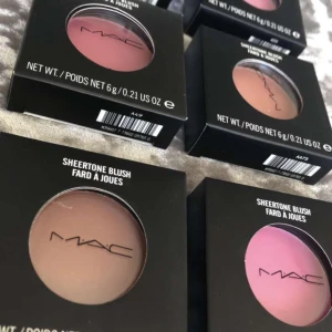 Mac blush  - Nya hela oöppnade mac blush och finns i de färgerna som finns på bilden . Nypris 365 säljer de för 199 