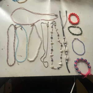 Färgglada pärlhalsband och armband - Säljer ett gäng färgglada pärlhalsband och armband. Det finns ett blått set med ett halsband och två armband, samt ett gult set med ett halsband och ett armband. Perfekt för att liva upp vilken outfit som helst! 🎨✨priser är olika, hör av dig vid frågor