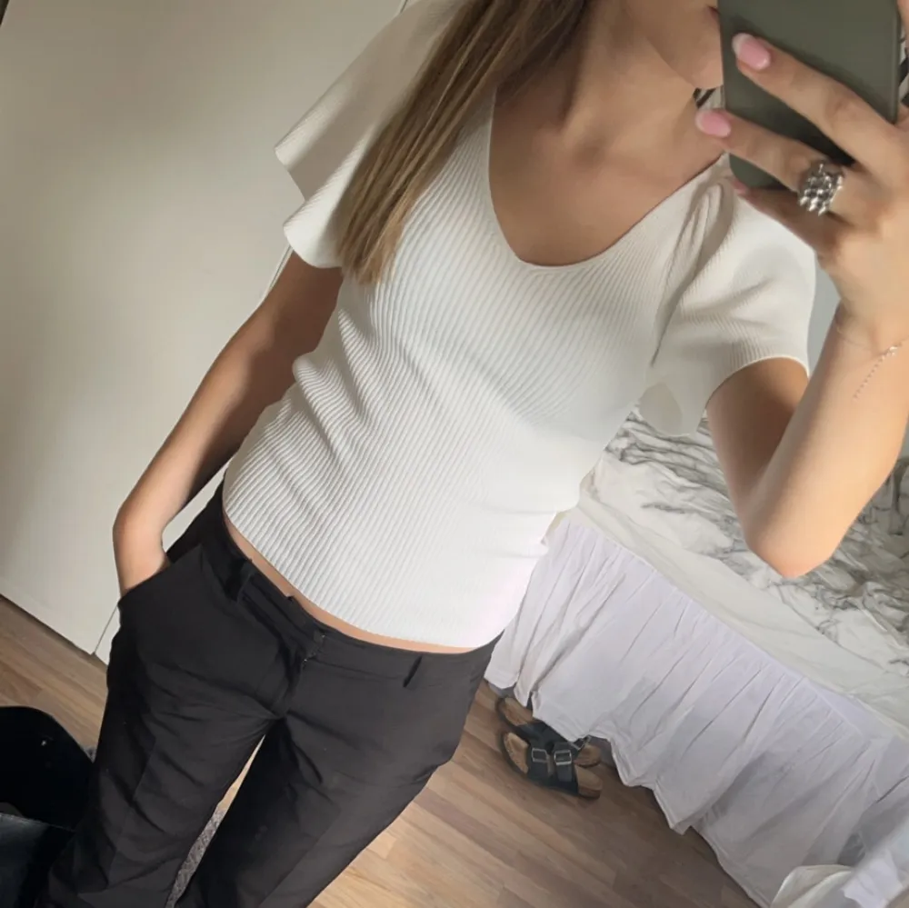 En vit blus från vero moda med volanger och rosett där bak🎀 ge gärna prisförslag 🩷. Blusar.