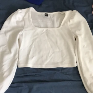 Topp/Tröja - En vit U ringad tröja, skit fin!